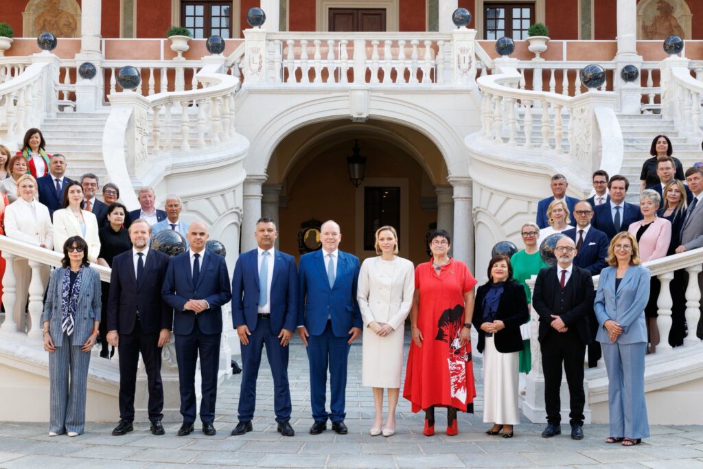 LL.AA.SS. i Principi Albert II e Charlene hanno accolto a Palazzo i membri della Commissione permanente dell’APCE durante la Presidenza monegasca del Comitato dei Ministri.