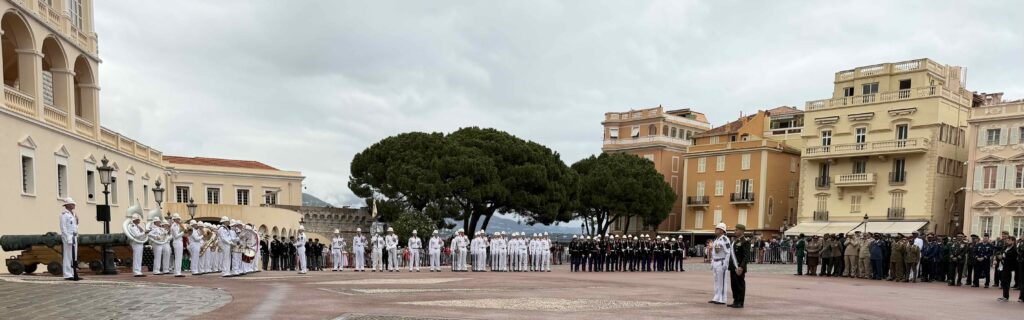 In presenza del Principe Alberto II di Monaco i militari in rappresentanza di di 82 nazioni del CISM sono riuniti sulla Piazza di Palazzo