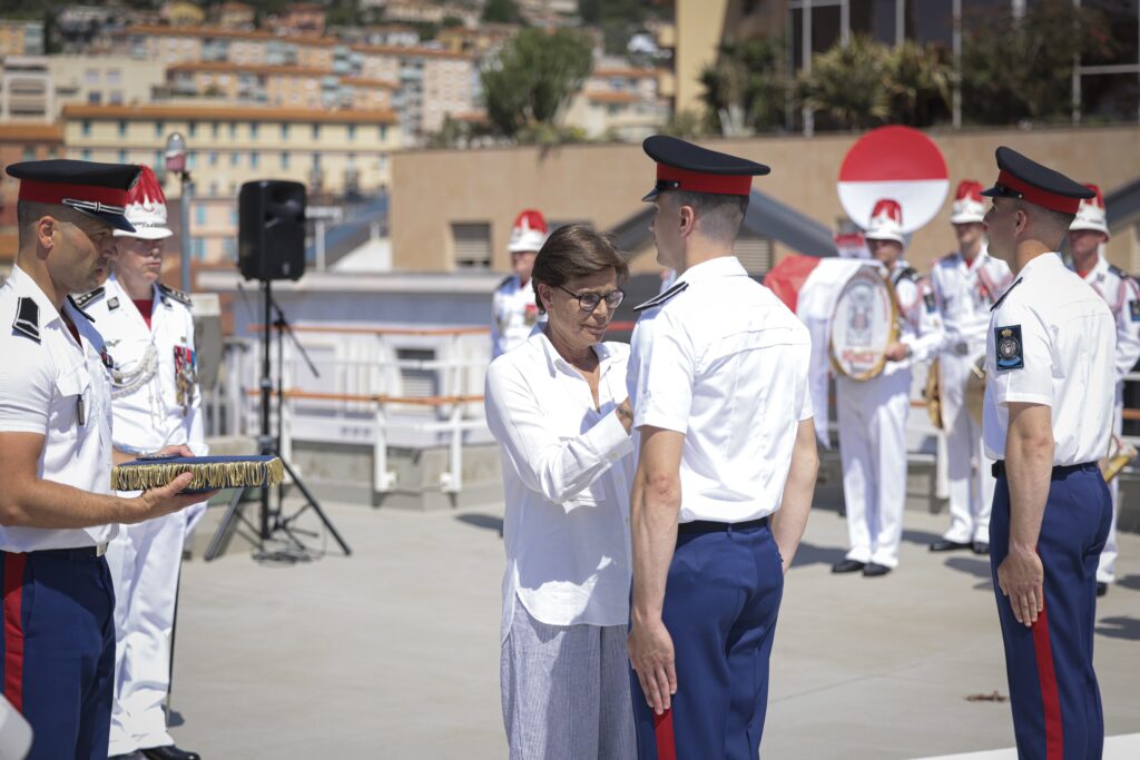 Cerimonia ufficiale alla Caserma dei Carabinieri: la Principessa Stéphanie ha consegnato le insegne ai nuovi Carabinieri della promozione “Jules Rigoard”.
