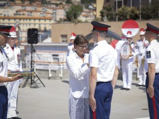 Cerimonia ufficiale alla Caserma dei Carabinieri: la Principessa Stéphanie ha consegnato le insegne ai nuovi Carabinieri della promozione “Jules Rigoard”.