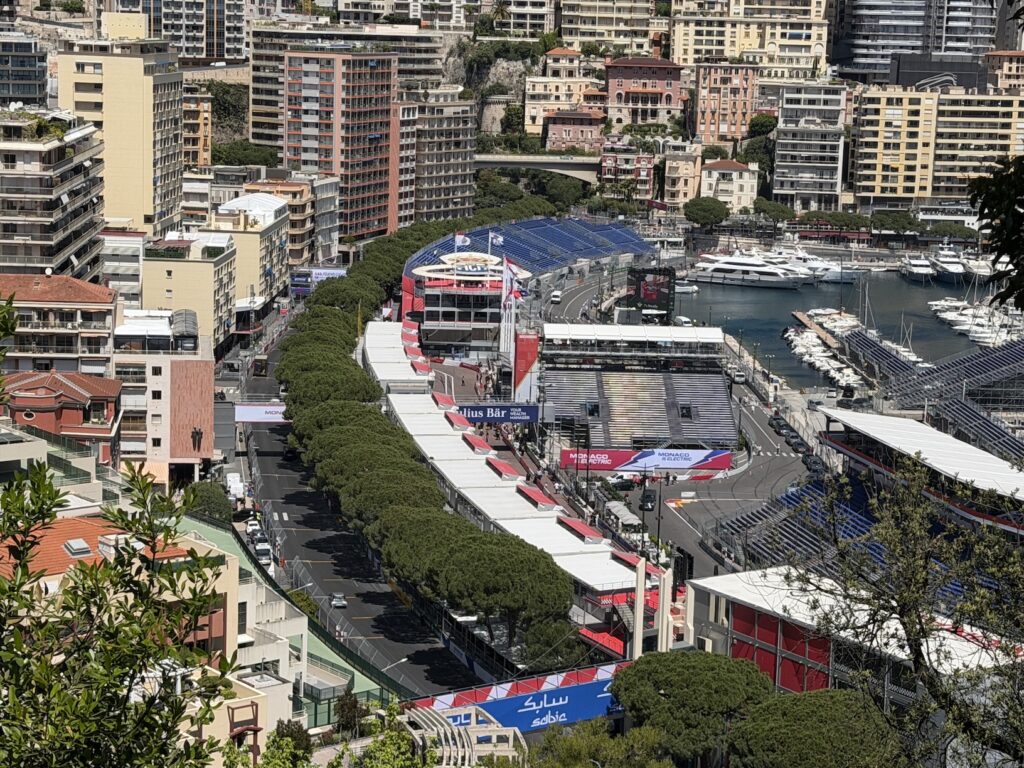 La vista del circuito propruio davanti alla Roma Riviera Lounge