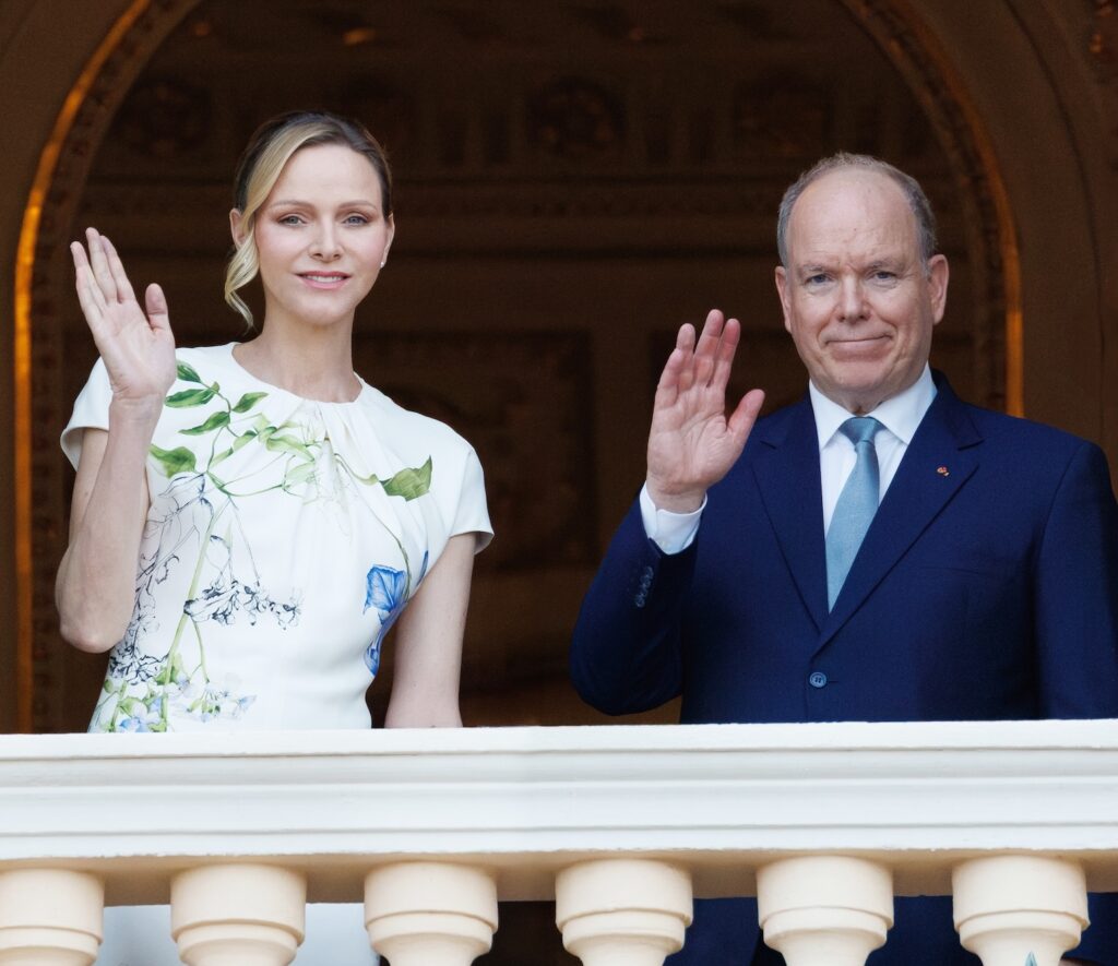 I principi Alberto II e Charlene affacciati alla finestra per le celebrazioni del Corpus Domini