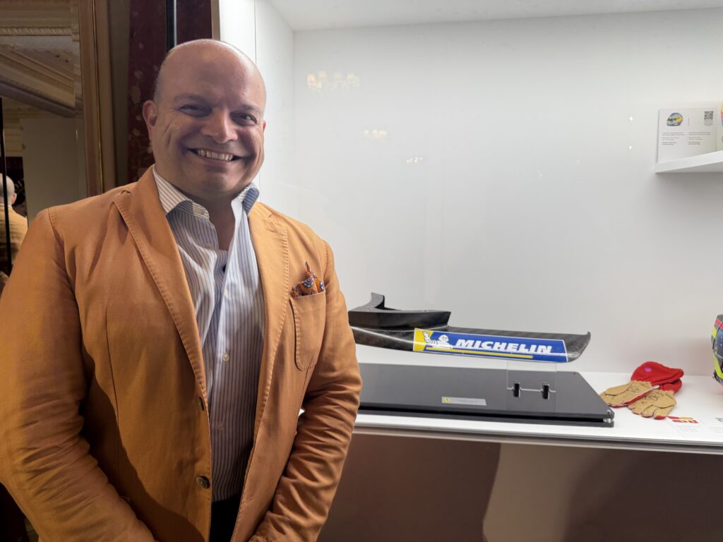 Francesco Prazzo davanti ad un pezzo in carbonio Ferrari