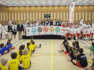 Allo spazio Saint-Antoine di Monaco, 430 alunni hanno celebrato sport, amicizia e spirito olimpico insieme al Principe Alberto II.