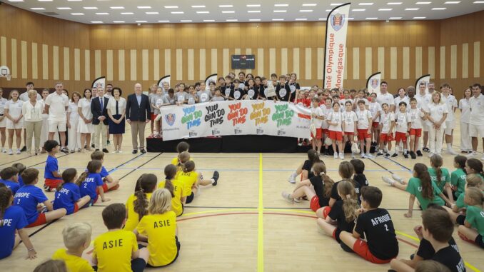 Allo spazio Saint-Antoine di Monaco, 430 alunni hanno celebrato sport, amicizia e spirito olimpico insieme al Principe Alberto II.