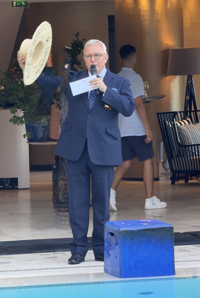 Kalus Kabelitz Mentre scherza sulla necessità del cappello in estate a Monaco