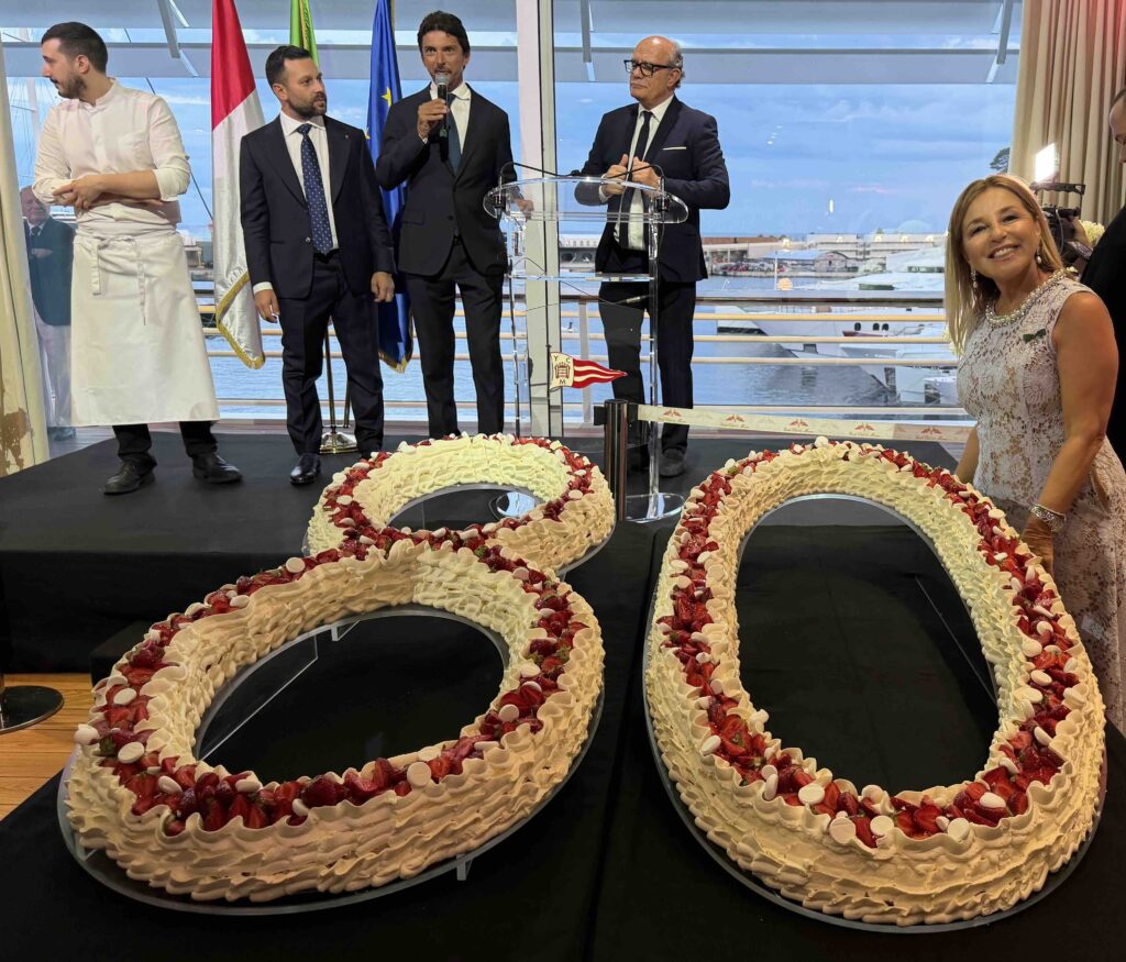 Manuela Ruosi davanti alla torta per gli 80 anni della Repubblica Italiana. Dietro Maurizio di Maggio intervista un rappresentante della famiglia Zonin, Antonio Salvatore chef della serata e Gianluca Giorgeschi Chef pasticcere che ha realizzato la torta per gli 80 anni della Repubblica