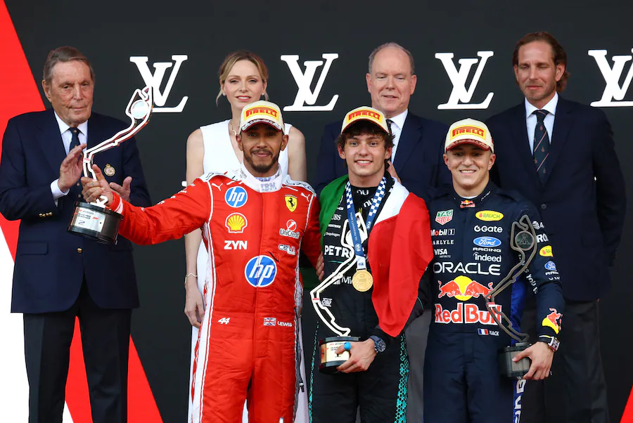 Podio per Kimi Antonelli, a sinistra il ferrarista Hamilton e a destra Iasck Hadjar