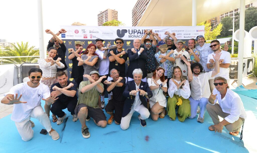 Il Principe Alberto II di Monaco posa insieme agli artisti di street Art a UPAINT per il 10° anniversario del festival
