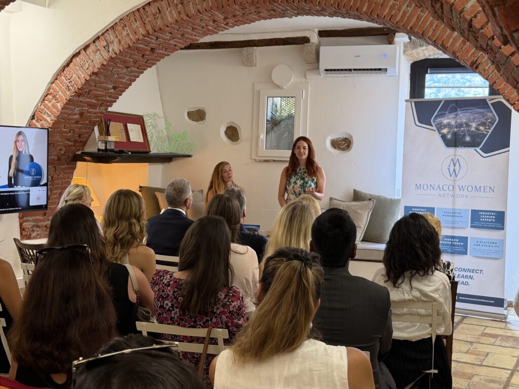 Valentina Colman introduce il vice-sindaco Marjoirie Crovetto in presenza del sindaco Georges Marsan