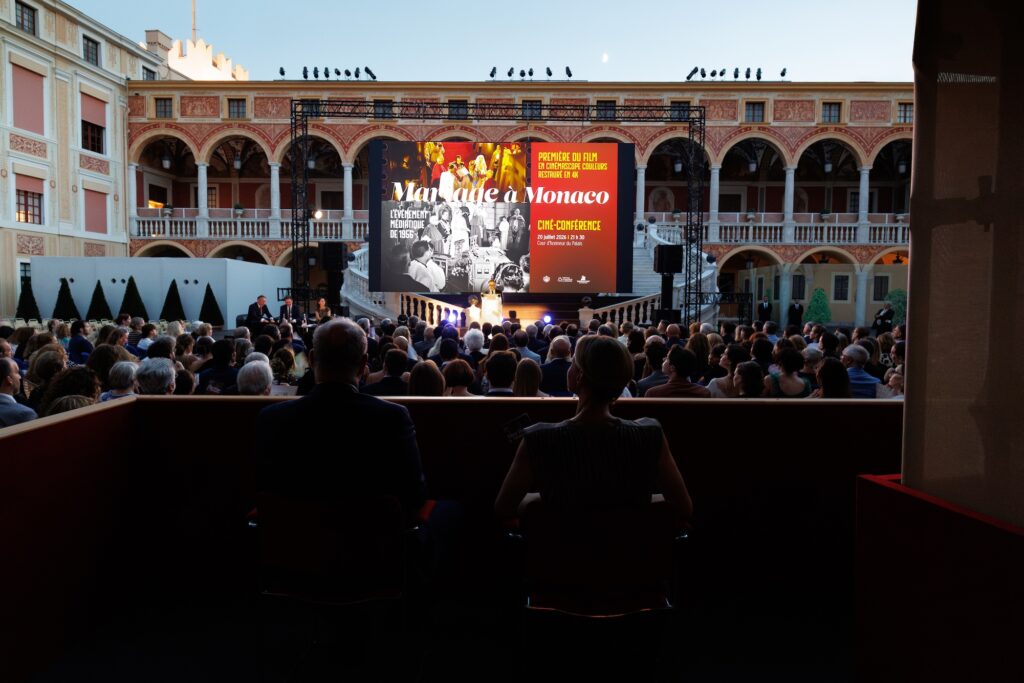 Cine-Conferenza nelal corte d'onore di Palazzo, per il film del Matrimonio del Secolo restaurato. Di spalle LL.AA.SS. i Principi di Monaco