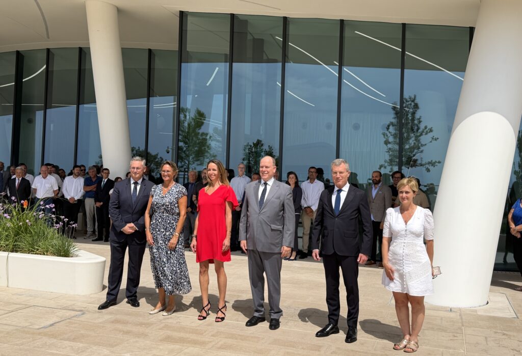 Arrivo del Sovrano davanti al CHPG accolto dal Ministri, di Stato Mirmand, della sanità Robino; dell'urbanismo Caron-Dagioni e dalla presidente del CdA del CHPG Rougaignon-Vernin e dal direttoe del GHPG Rousseau-De Sevelinges,