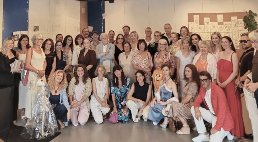 Foto di gruppo per gli artisti che partecipano al salone AIAP