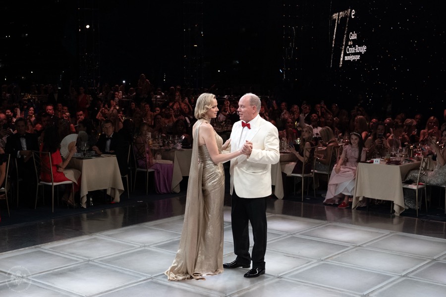 A dare ufficialmente il via alle danze al gala della Croce rossa di Monaco, sono stati proprio il Principe Alberto II e la Principessa Charlene,