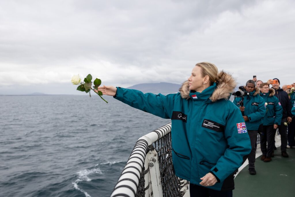 S.A.S. la Principessa Charlene ha gettato una rosa in mare in omaggio al comandante Charcot
