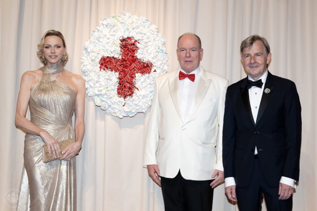 I Principi di Monaco con l'artista belga Johan Creten che ha donato l'opera alla Croce rossa di Monaco