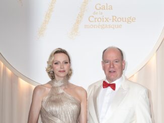 Al Gala della Croce Rossa di Monaco la Principessa Charlene incanta in Elie Saab, poi l’anteprima di “SOUL!” e l’apertura delle danze con i Principi di Monaco.
