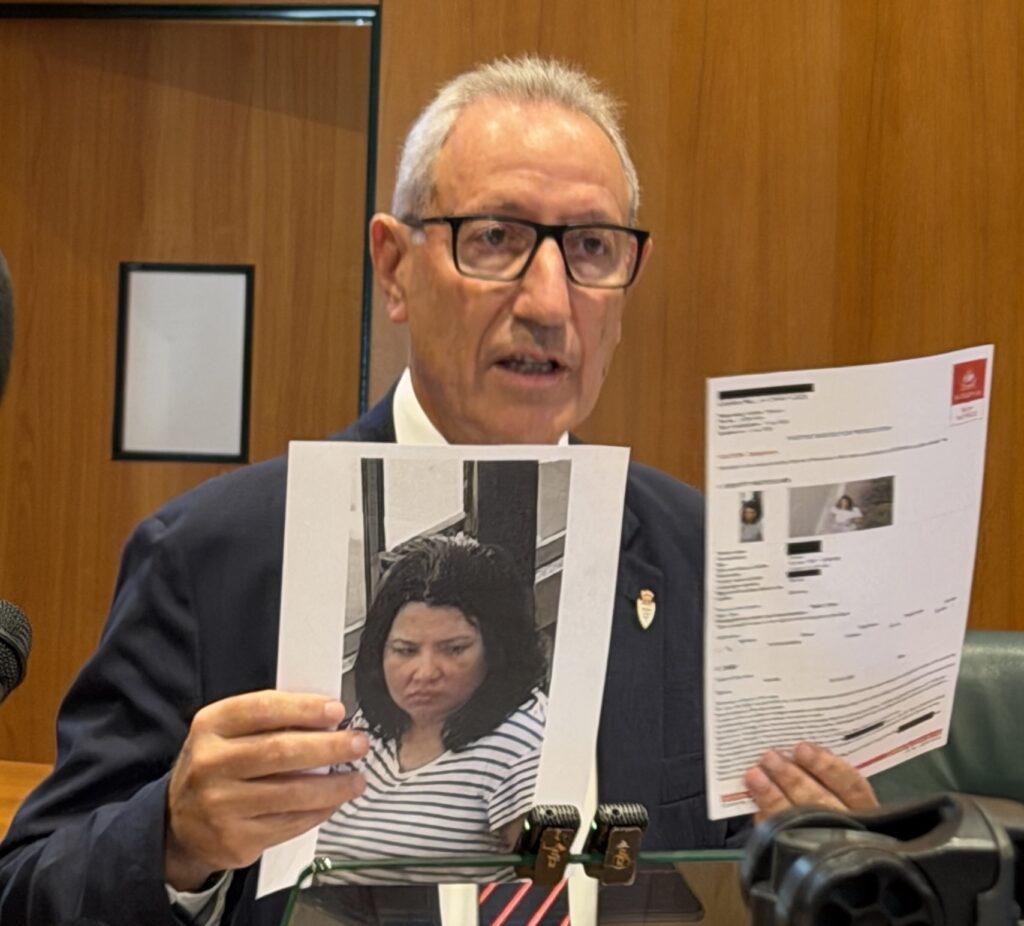 Eric Arella mostra la foto della sospettata killer ucraina Anastasi Berezovska, distribuita attraverso l'Interpool.