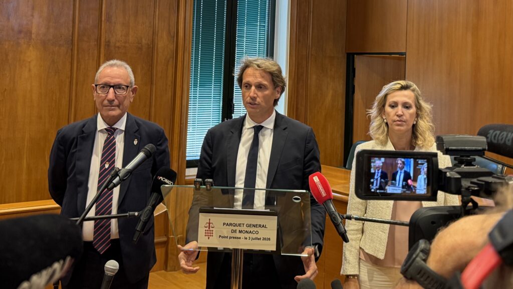 Eric Arella, Direttore della Pubblica Sicurezza, Morgan Raymond, vice-Procuratore Generale e Emilie Moreau, commissario della Polizia giudiziaria alla conferenza stampa di Monaco dove annunciato chi sarebbe la presunta killer