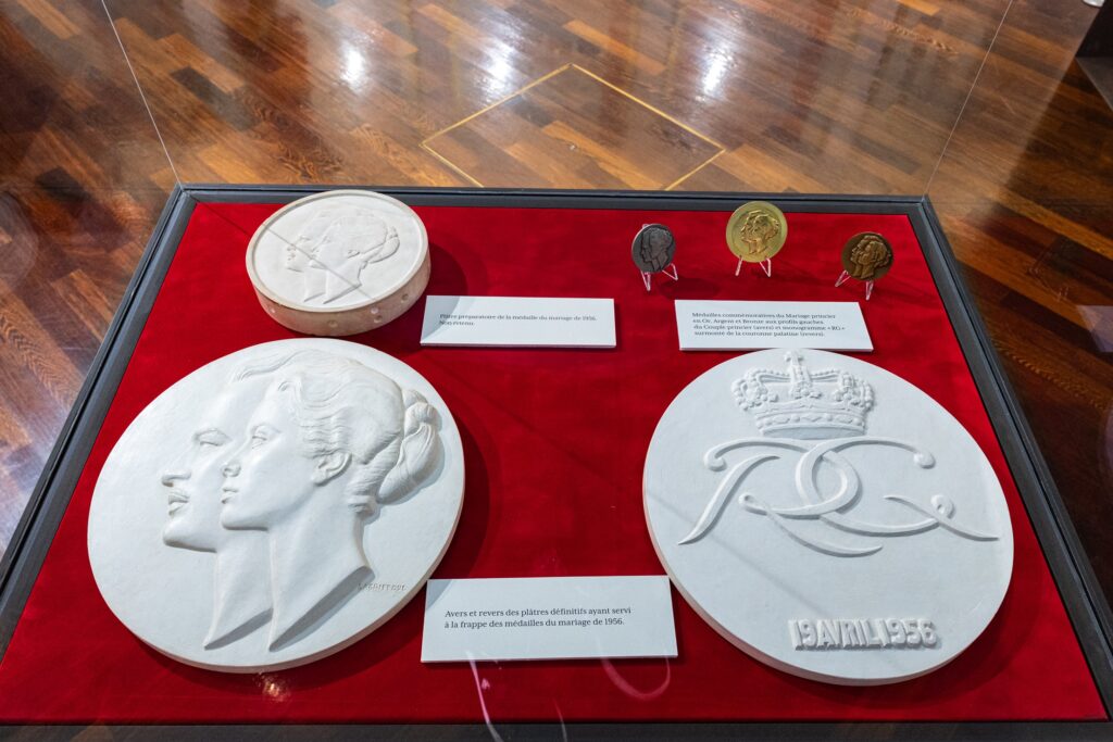 A Monaco una mostra celebra i 70 anni dalle nozze tra il Principe Rainier III e Grace Kelly attraverso filatelia, medaglie e oggetti storici.