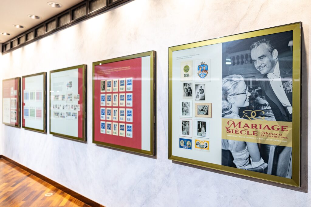 A Monaco una mostra celebra i 70 anni dalle nozze tra il Principe Rainier III e Grace Kelly attraverso filatelia, medaglie e oggetti storici.