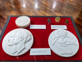 A Monaco una mostra celebra i 70 anni dalle nozze tra il Principe Rainier III e Grace Kelly attraverso filatelia, medaglie e oggetti storici.