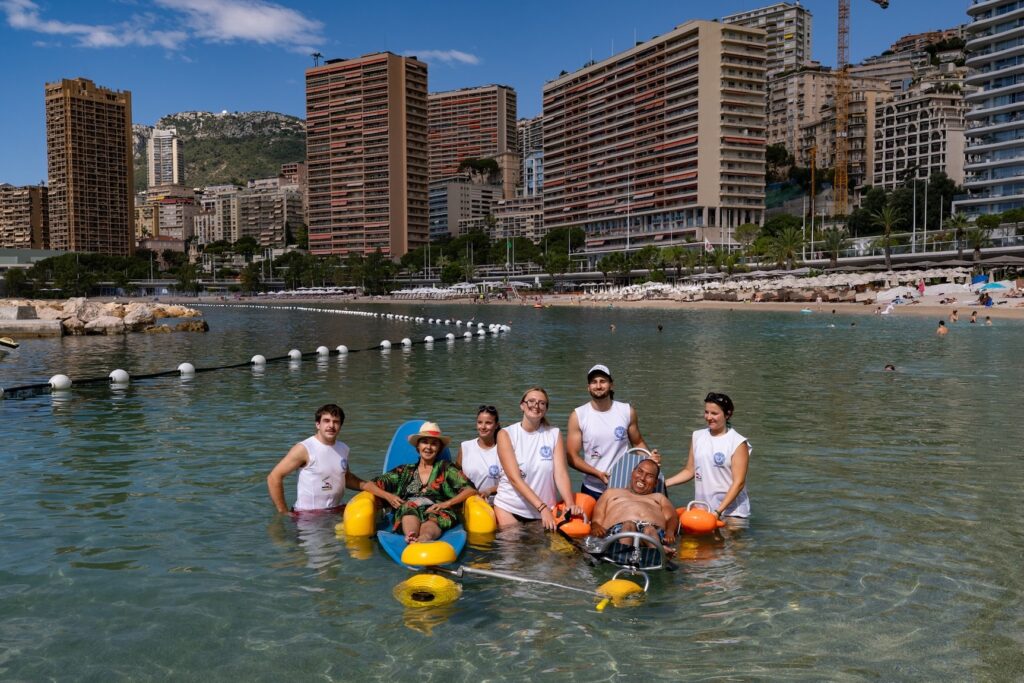 Al Larvotto, fino al 30 agosto, il servizio handiplage offre attrezzature e assistenza dedicate alle persone con disabilità, per una balneazione sicura e inclusiva