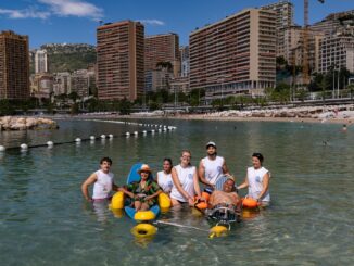 Al Larvotto, fino al 30 agosto, il servizio handiplage offre attrezzature e assistenza dedicate alle persone con disabilità, per una balneazione sicura e inclusiva