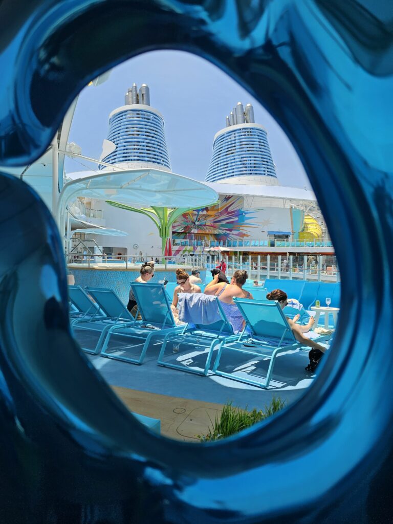 Vista su piscina a bordo della Legend of the Seas