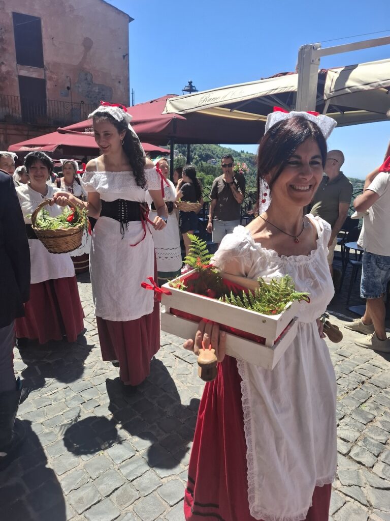 Le "fragolare" a Nemi distribuiscono cestini di fragole di bosco ai visitatori