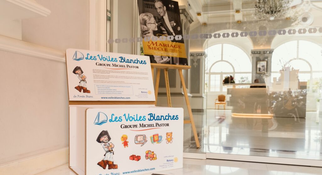 Il baule dove depositare i giochi per i bambini all'entrata del Comune di Monaco