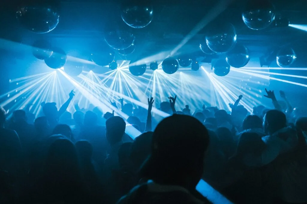 Dal 31 luglio nuove regole a Monaco per discoteche, ristoranti e locali pubblici. Vietate fiamme libere e dispositivi che possano provocare incendi.