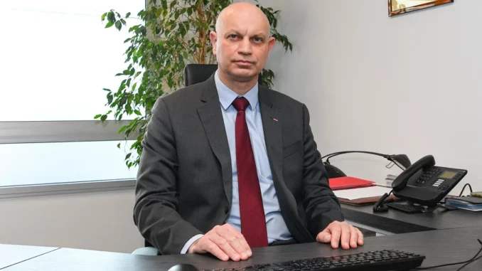 L'ordinanza sovrana pubblicata sul Journal de Monaco ufficializza la nuova nomina del commissario Remy Le Juste all'amministrazione e formazione della pubblica sicurezza che mantiene ad interim anche la Divisione di Polizia amministrativa.