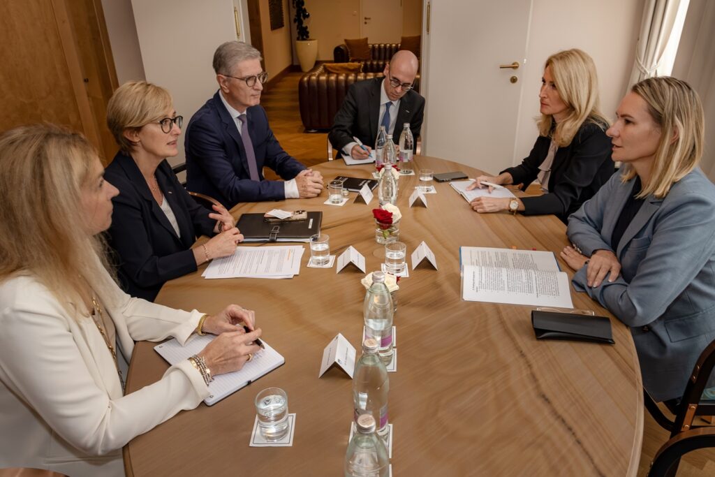 Il Ministro Caron Dagioni a colloquio con la collega slovena Polona Rifelj,