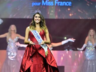 Per l'ultima apparizione da Miss Côte d'Azur 2025, Luna Maiolino ha scelto un'elegante creazione di AMC Haute Couture, maison del Principato.