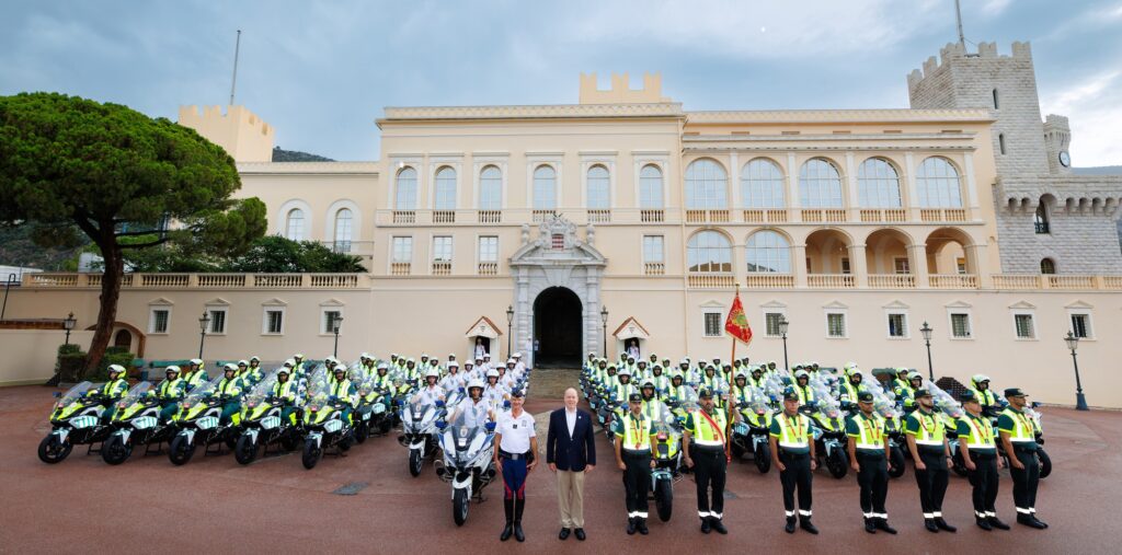 Il Principe di Monaco con i motociclisti della Guardia Civile spagnola e i Carabinieri di Monaco che seguiranno la gara