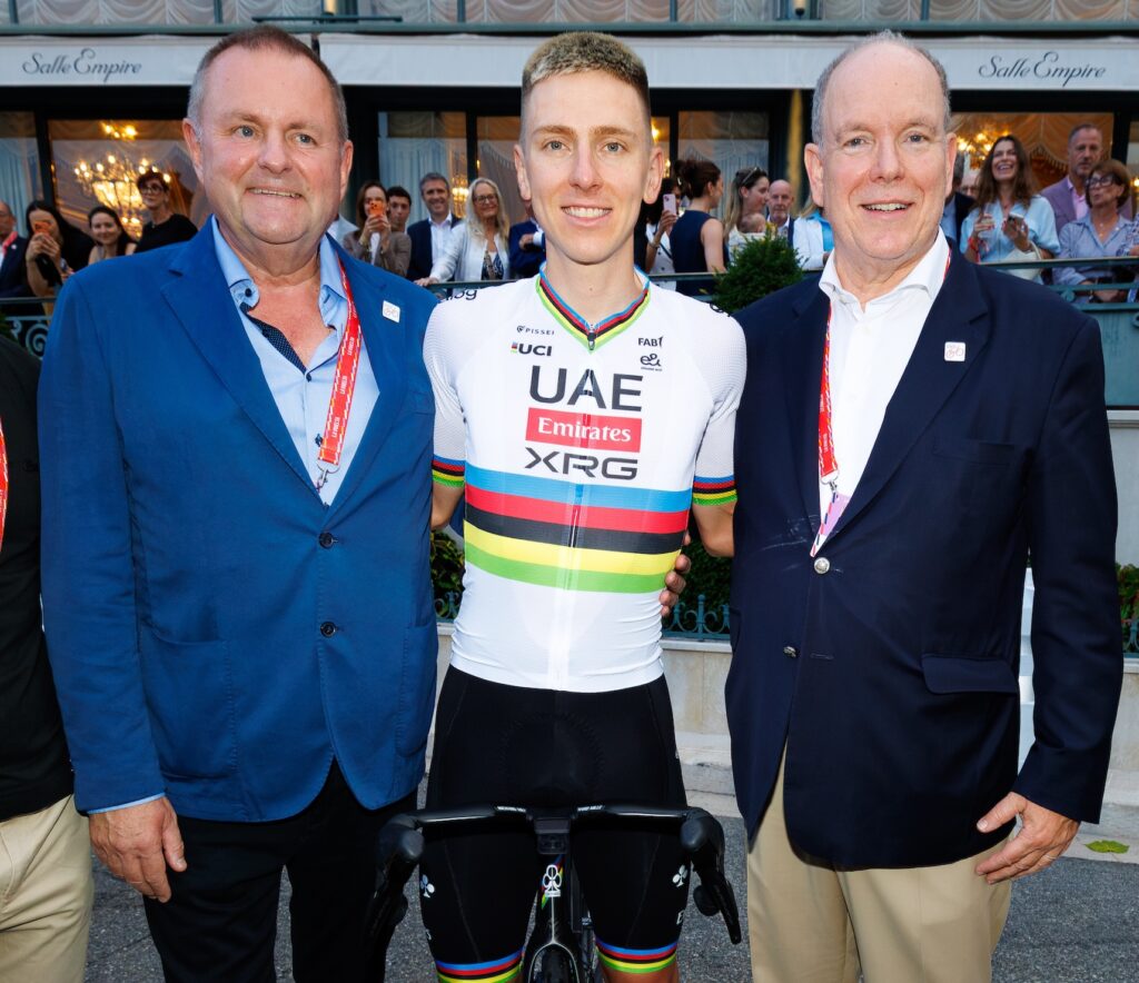 Il Sovrano di Monaco alla presentazione dei ciclisti in piazza del Casinò,