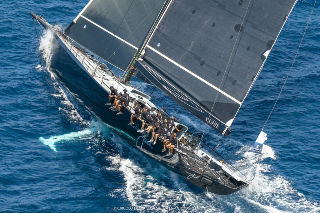 Black Jack 100 durante la regata Palermo - MonteCarlo da lui vinta