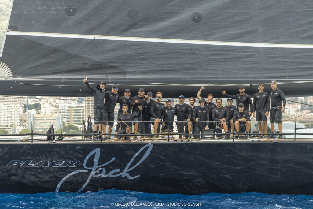 Black Jack 100 e il suo equipaggio all'arrivo allo Yacht Club di Monaco,