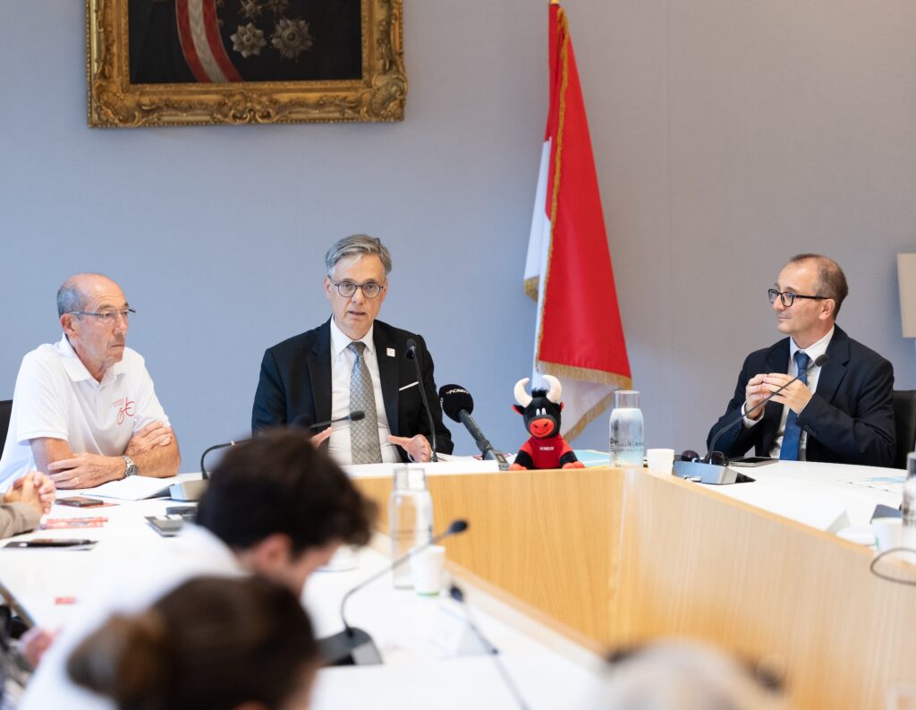 Il Ministro dell'interno Beffre durante la conferenza stampa che ha illustrato l'organizzazione della partenza de la Vuelta