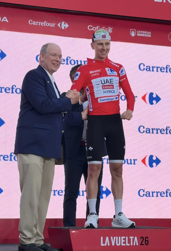 S.A.S. il Principe Alberto II di Monaco ha consegnato a Tadej Pogačar la maglia rossa de la Vuelta,