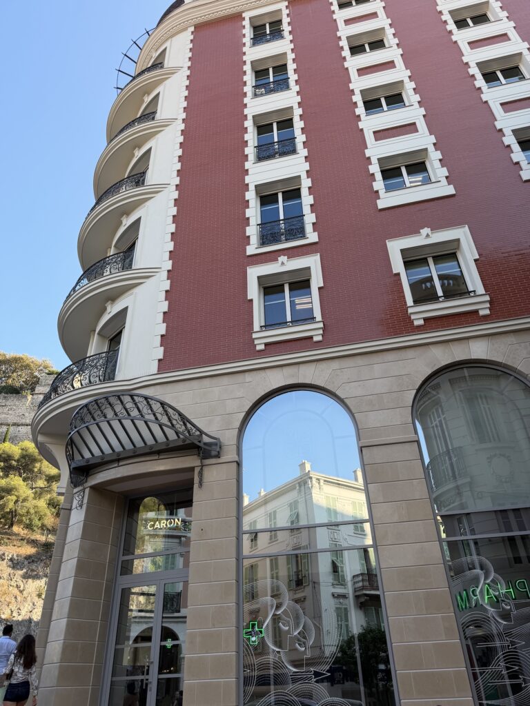 La banca Edmond de Rothschild ha inaugurato il nuovo quartier generale alla Condamine. Un edificio di 11 piani che celebra i 40 anni di presenza nel Principato.