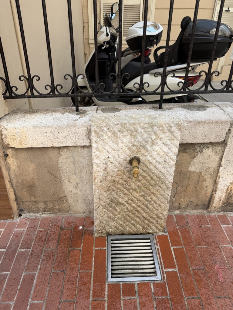 La fontana Rue Suffren Reymond, di fronte alla Polizia
