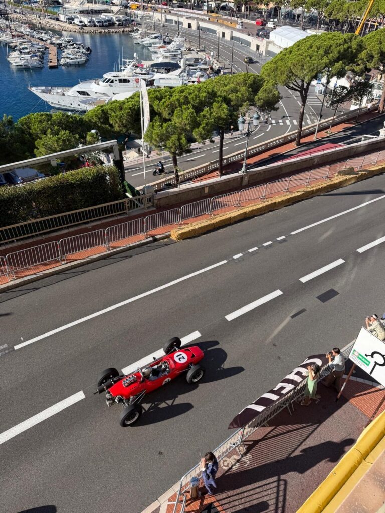 Nelle foto due bolidi anni '60 sfrecciano sull'avenue d'Ostende, la salita dopo la curva di Santa Devota, nel prequel di Ocean's eleven di Bradley Cooper