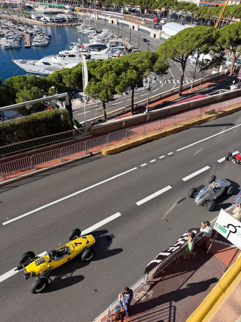 Nelle foto due bolidi anni '60 sfrecciano sull'avenue d'Ostende, la salita dopo la curva di Santa Devota, nel prequel di Ocean's eleven di Bradley Cooper