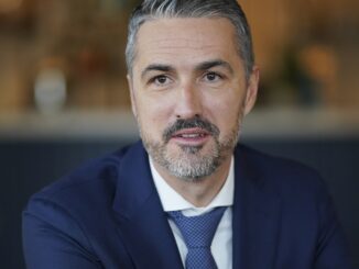 Il Direttore dello Sviluppo Economico del Principato, Julie Dejanovic, illustra la strategia per rafforzare competitività, innovazione, intelligenza artificiale e attrattiva internazionale.