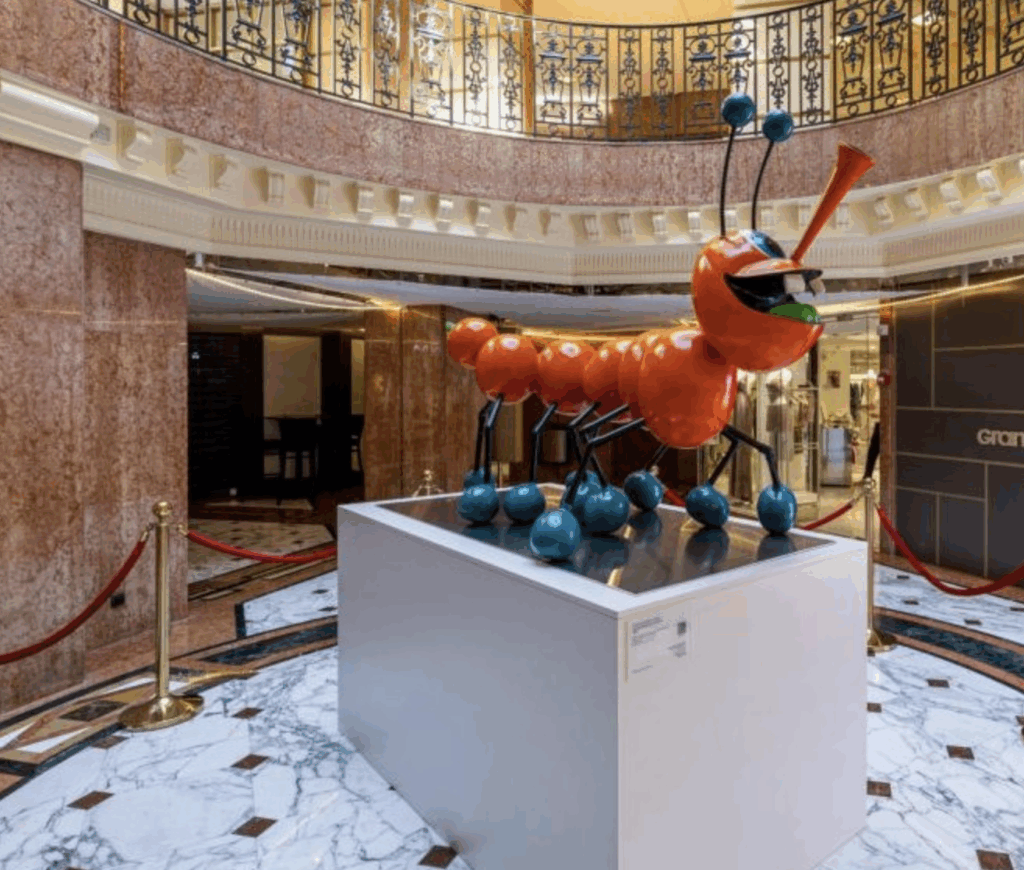 Fino al 31 agosto il Metropole Shopping ospita una mostra dedicata all'artista americano Kenny Scharf, icona della scena newyorkese pop-art degli anni Ottanta, in collaborazione con Opera Gallery Monaco.