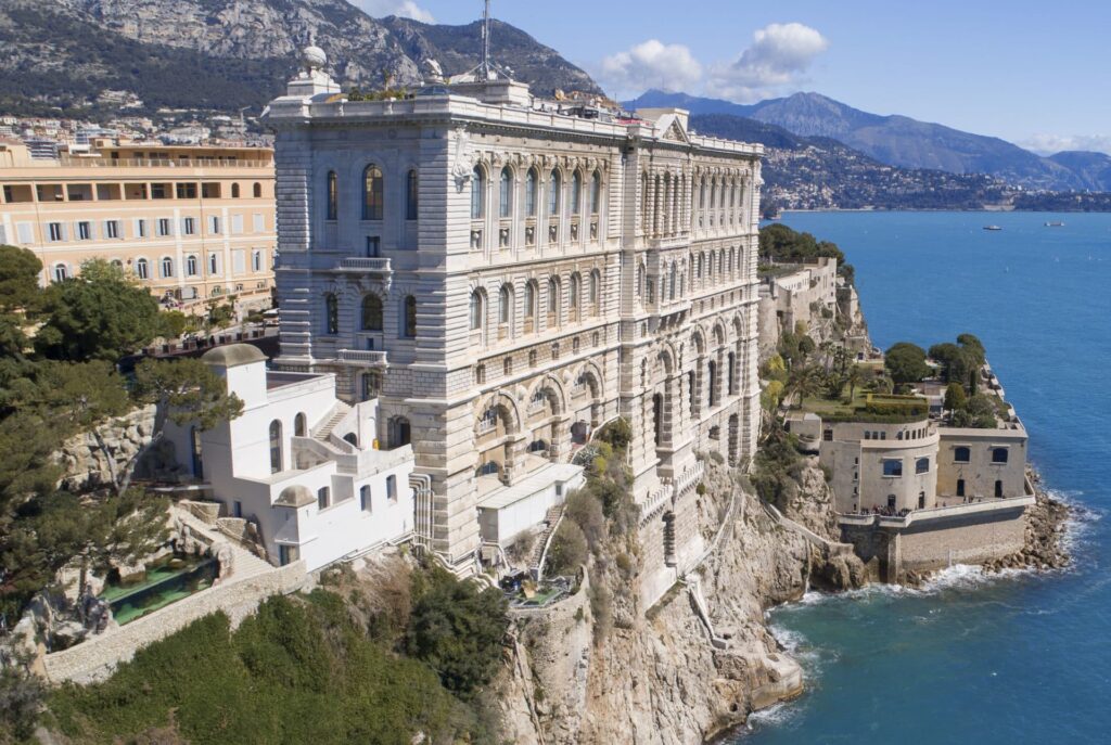 Il Museo Oceanografico e al suo fianco i Giardini Saint Martin per una bella passeggiata tra piante magnifiche e un sorprendete laghetto