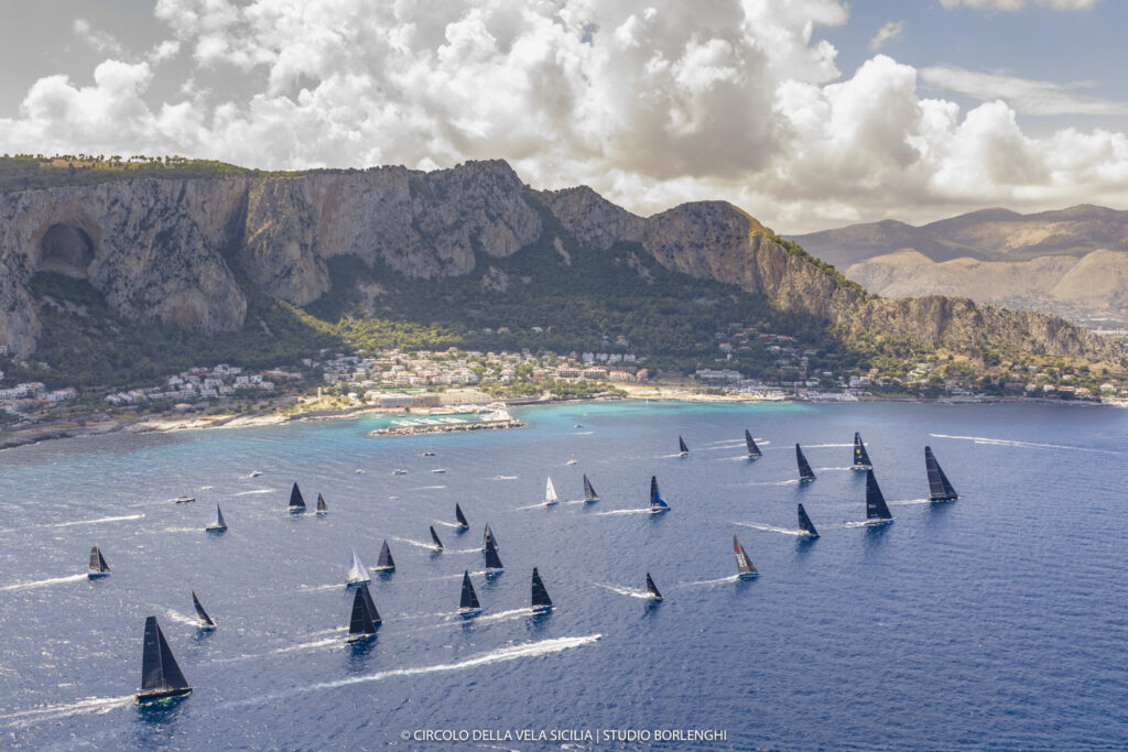 Sono 39 le imbarcazioni  partite da Mondello che puntano sul Principato della classica della vela del Mediterraneo, Palermo - MonteCarlo. Black Jack 100 difende il record.