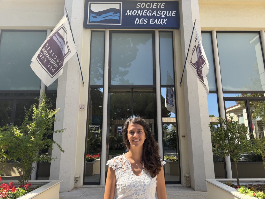 Marie Peglion davanti all'entrata de la Société Monégasque des Eaux